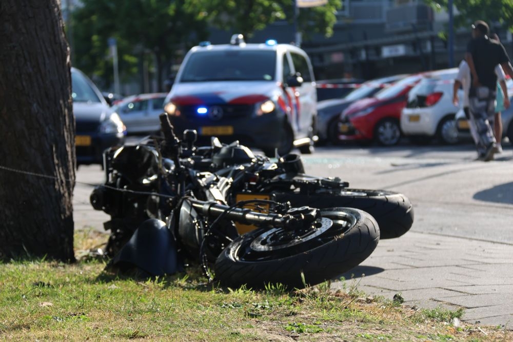 Motor in twee stukken na ongeval, motorrijder gewond