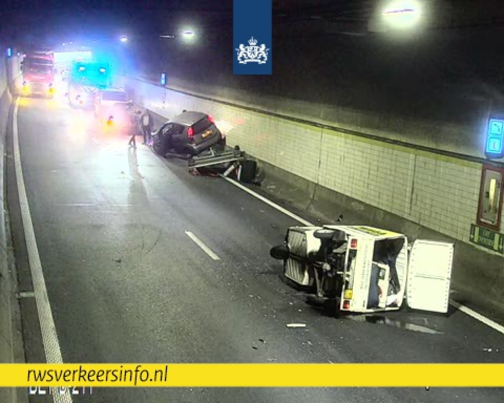Ravage in Beneluxtunnel: driewieler op z'n kant op snelweg