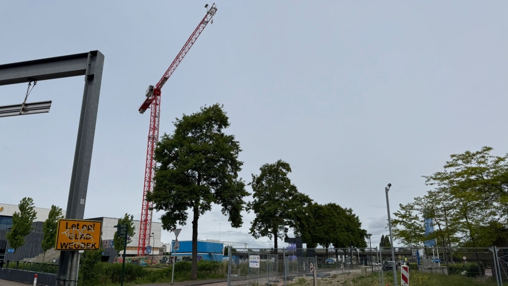 Bouw voor 65 meter hoog hotel langs de Schie is van start gegaan