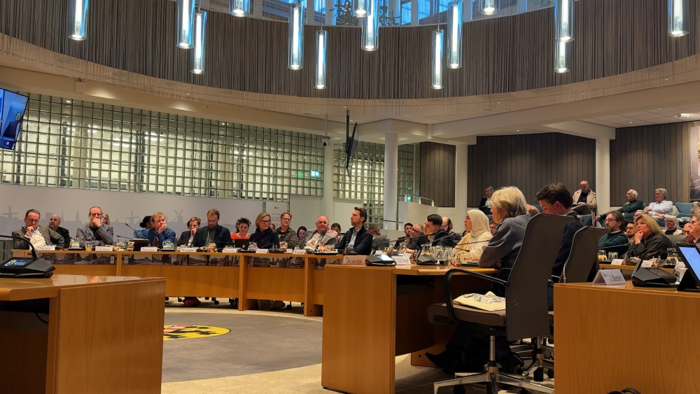 ‘Het is mooi geweest’: zeventien raadsleden nemen afscheid tijdens laatste vergadering