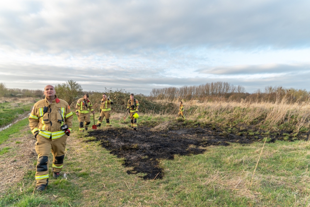 Brandweer blust buitenbrand in Broekpolder
