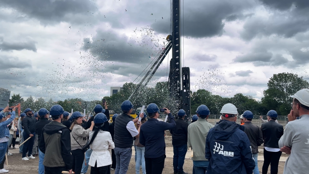 Na achttien jaar onkruid is de bouw langs Zwanensingel in Vlaardingen van start