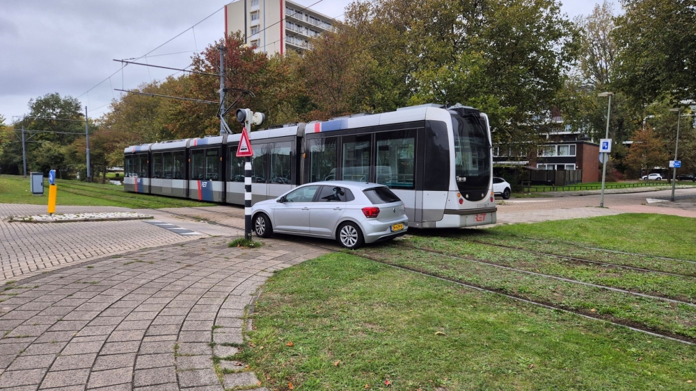 Chaos rond tramspoor in Schiedam: stilstaande trams en wachtende reizigers