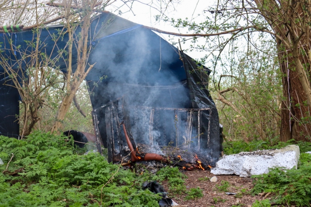 Brandstichting in bossages bij Woudweg: veel rook in de omgeving