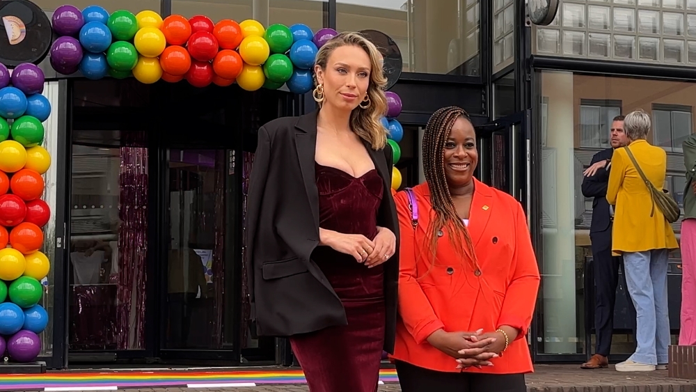 Loiza Lamers ontvangt Jillis Bruggeman Penning: 'Voorbeeld voor transjongeren'