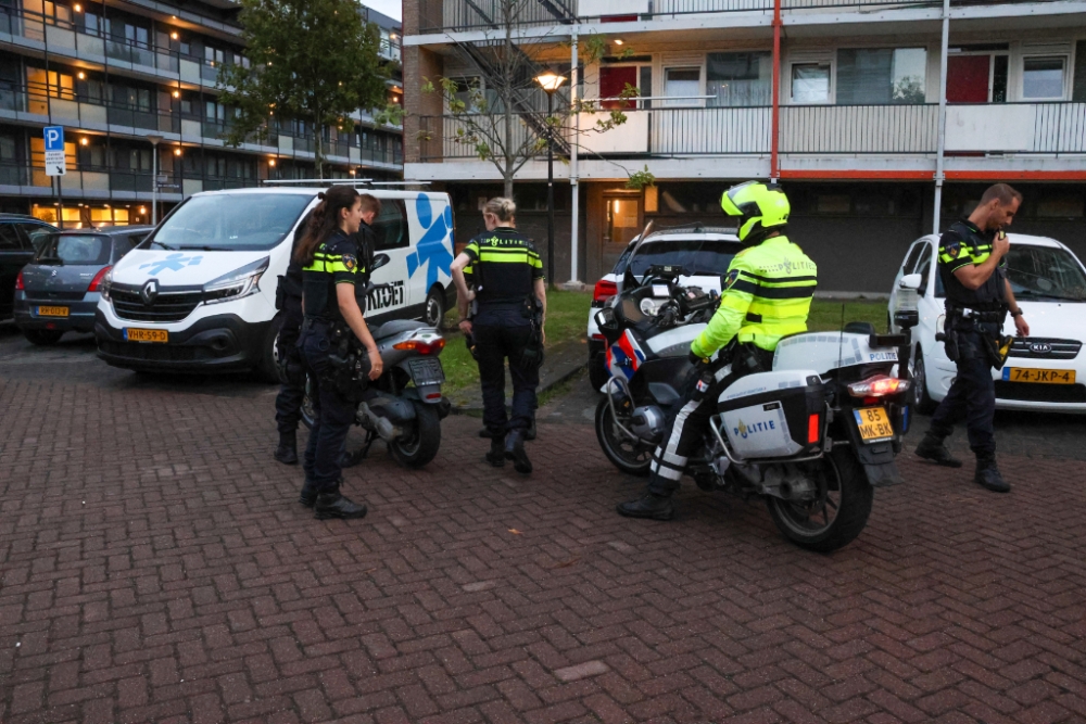 Wilde achtervolging door politie van drie motorscooters door Schiedam