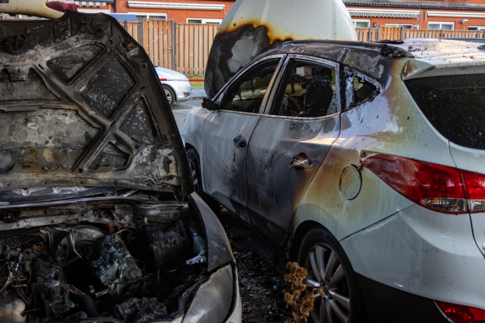 Twee geparkeerde auto&#039;s in brand in Nieuwland