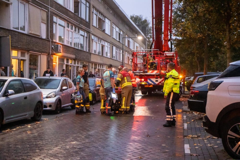 Brandweer haalt patiënt met hoogwerker uit woning Schiedam-West