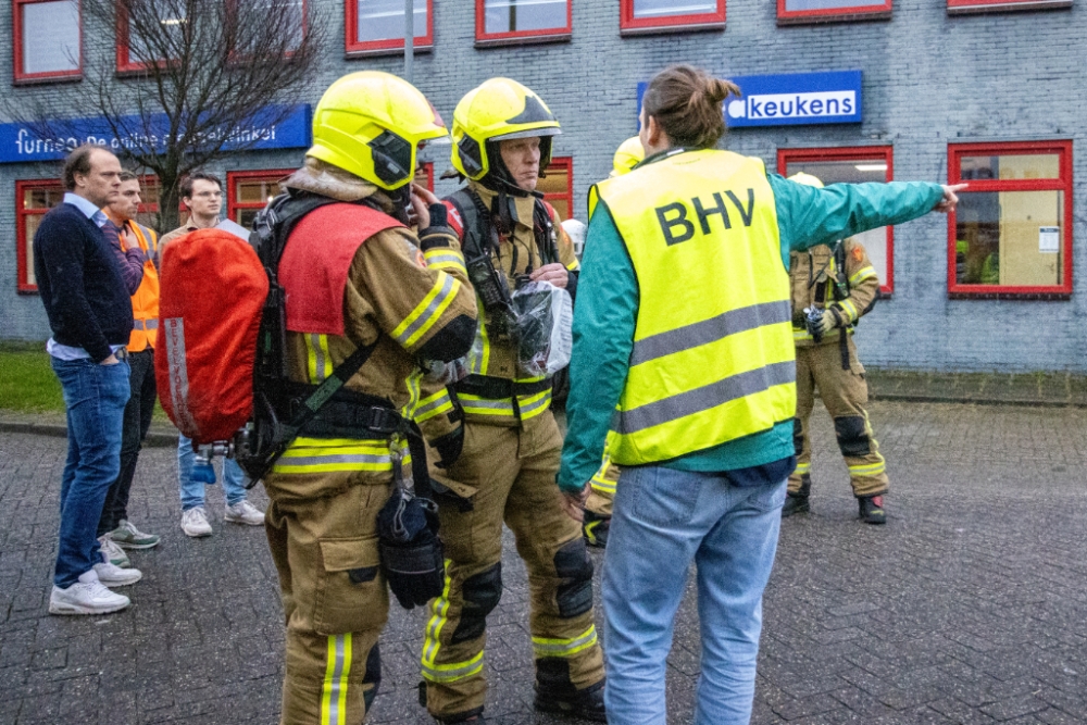 Rook uit installatie bij Schiedams bedrijf houdt de brandweer een uur bezig