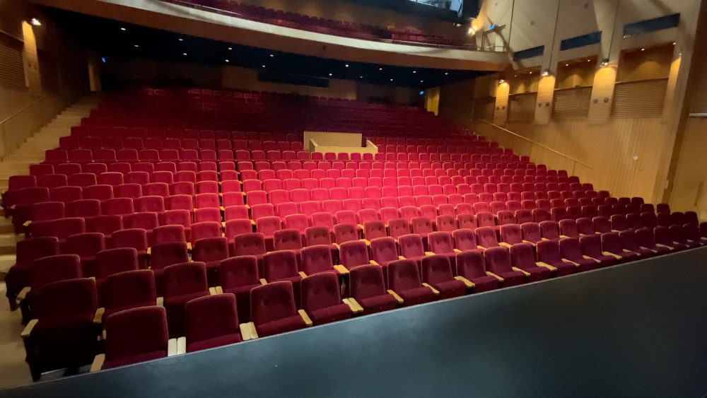 Bijna op het podium zitten in Theater aan de Schie: 'Bij cabaretiers word je nu onderwerp van gesprek'