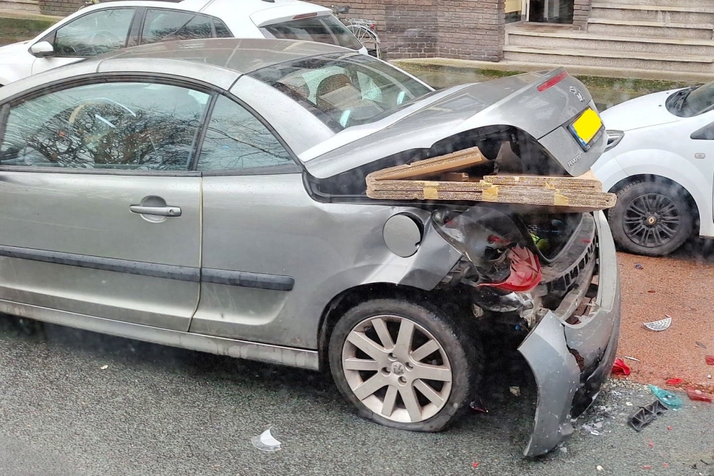 Twee auto's botsen op elkaar op de Schiedamseweg in Vlaardingen