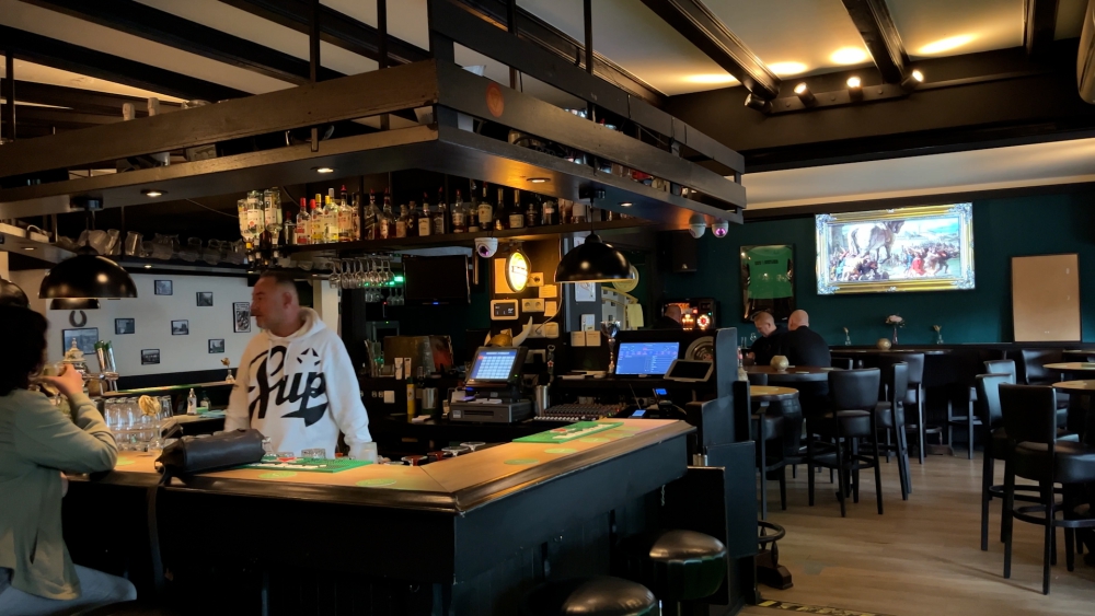 Café 't Hoefijzer neemt maatregelen na boete: "We hebben nu een sluis"