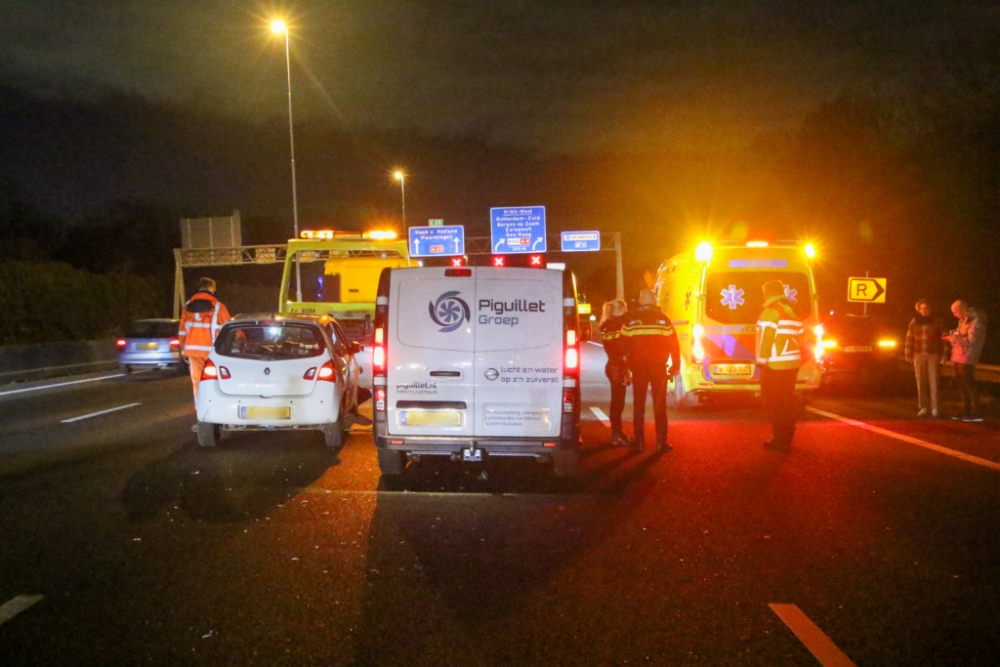 Drie auto's botsen op de A20
