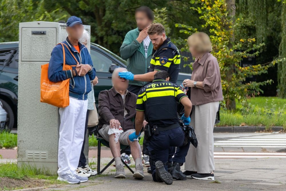 Agenten schieten gewonde man te hulp als ambulance op zich laat wachten