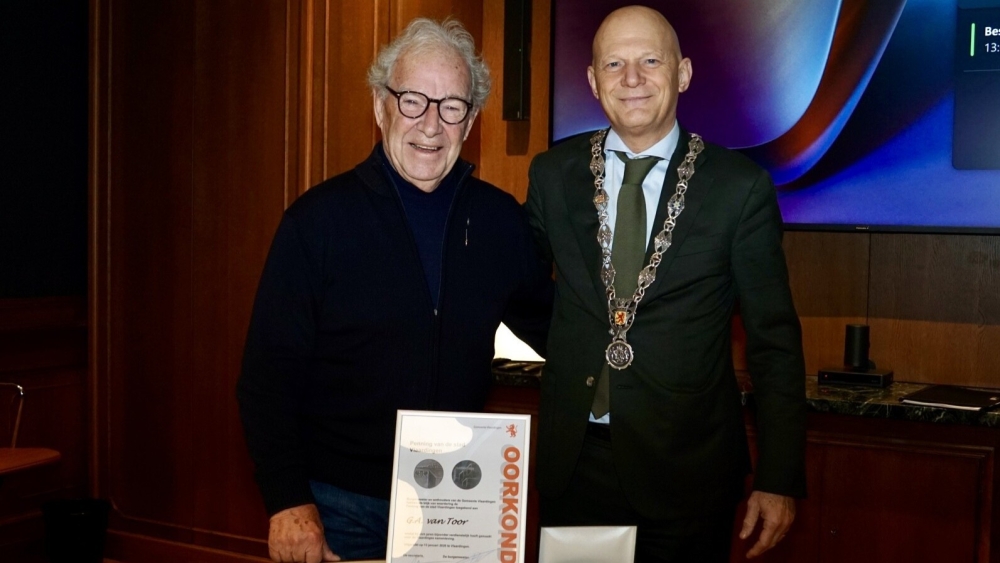 Burgemeester Wijbenga overhandigt Erepenning van de stad Vlaardingen aan Gerrit van Toor