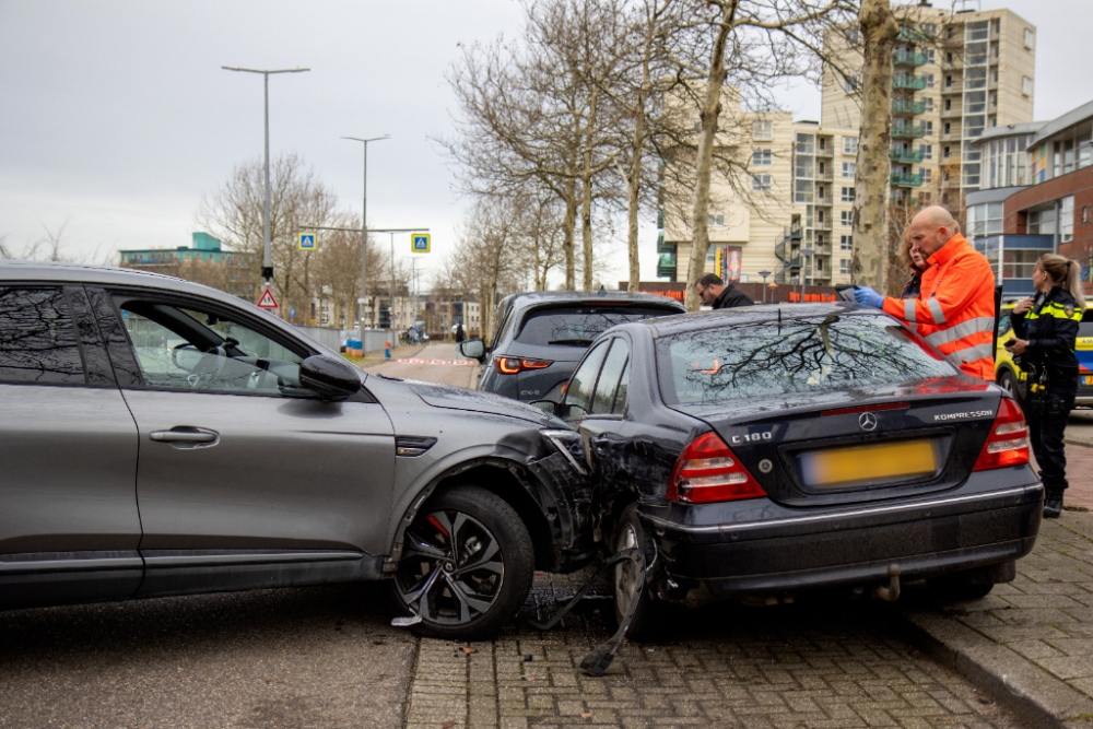 Automobilist botst op twee geparkeerde voertuigen en wordt aangehouden