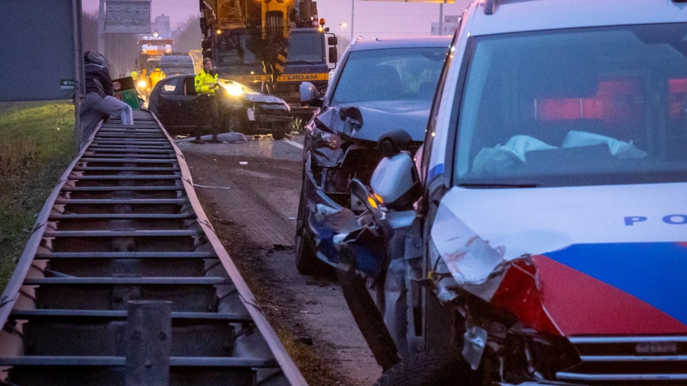 Ongeluk op A20 met personenauto's, politiewagen met hond en hijskraan