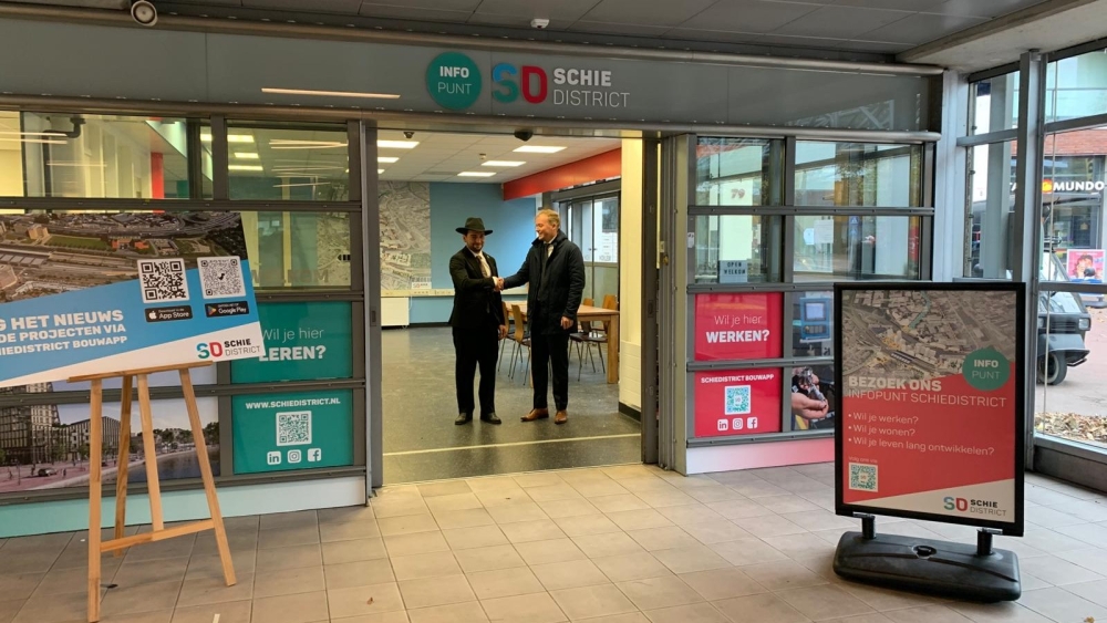 Mohammed (leer- werkstagiaire via Stroomopwaarts) en wethouder Youri Volkman