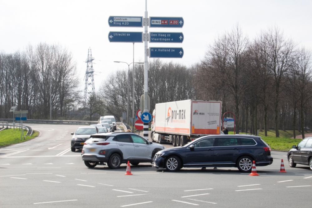 Veel schade na aanrijding op kruispunt 's-Gravelandseweg
