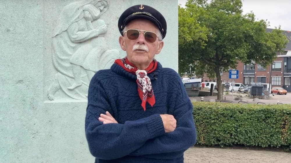 Hans van Ekelenburg bij het vissersmonument in Vlaardingen, voorafgaand van de herdenking afgelopen juni