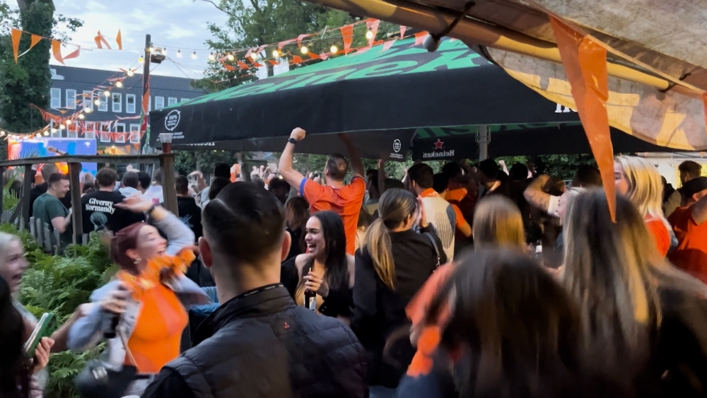 Oranjefans kijken voetbal tijdens het EK 2024. Maandagnacht zullen de fans binnen voetbal kijken