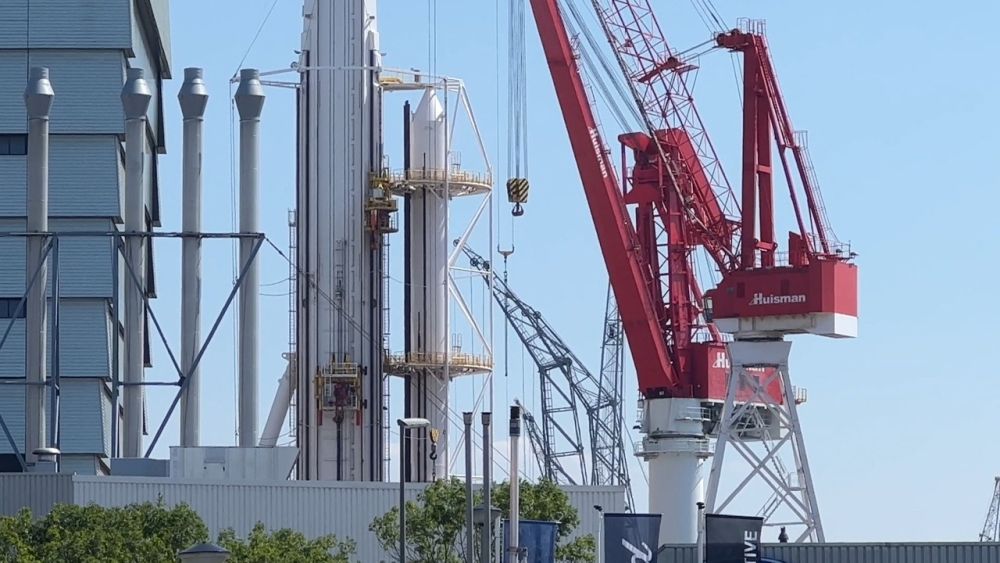 Kranenspecialist Huisman werkt al jaren zonder juiste vergunning, einde komt in zicht