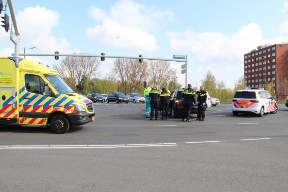 Gewonde bij aanrijding tussen twee auto's op Vijfsluizen