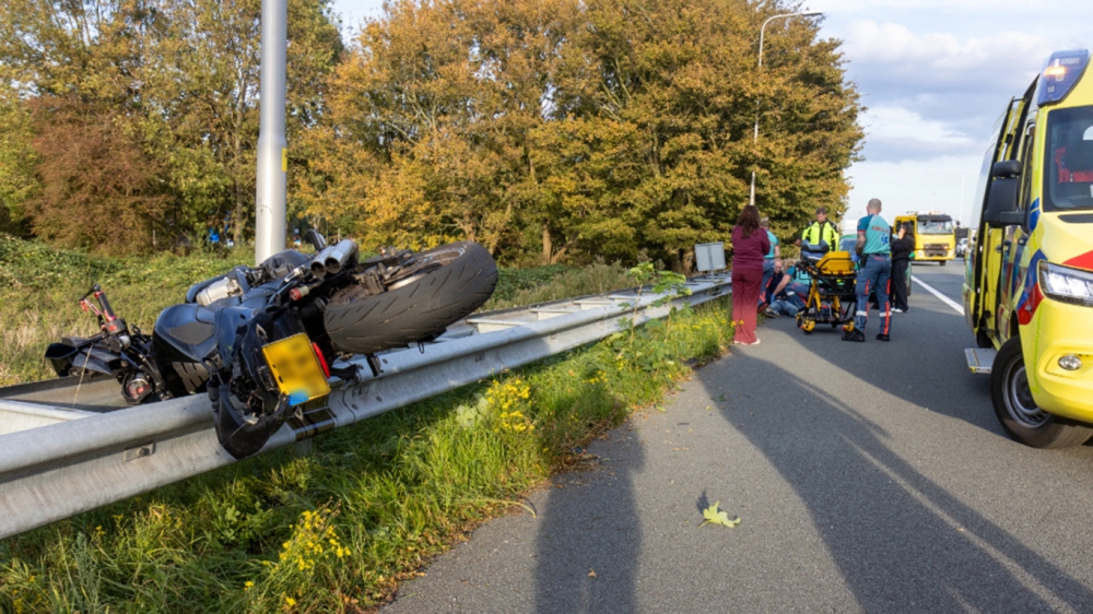 Motorrijder vliegt door de lucht na aanrijding op snelweg en raakt ernstig gewond