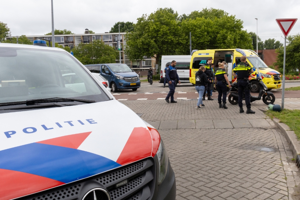 Twee dames gewond bij botsing tussen scooter en auto