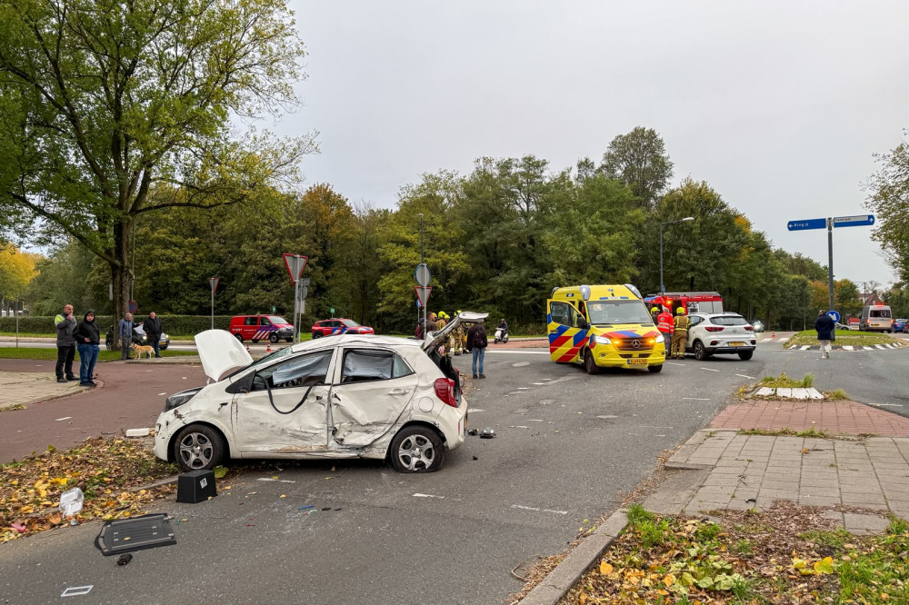 Ravage op kruising door aanrijding, twee personen naar ziekenhuis