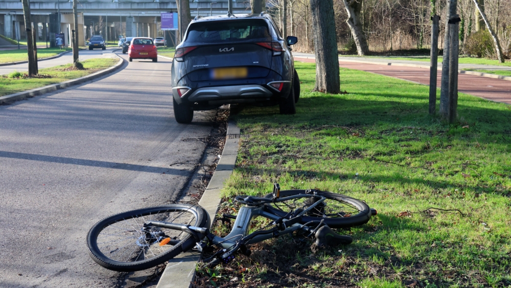 Omstanders helpen fietser na aanrijding op Laan van Bol’es