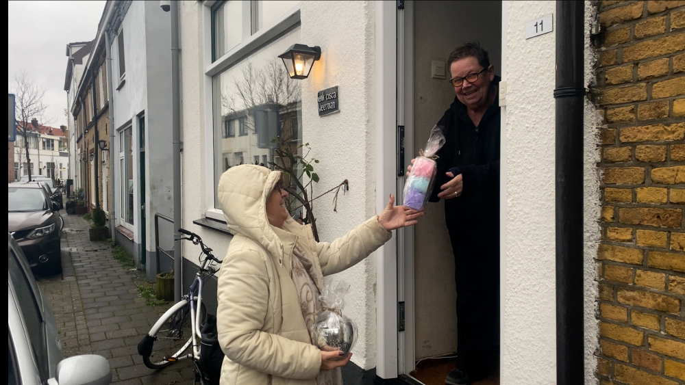 Stichting J&S deelt cadeaus uit in de Gorzen: ‘Puur om te kijken hoe het met de senioren gaat”
