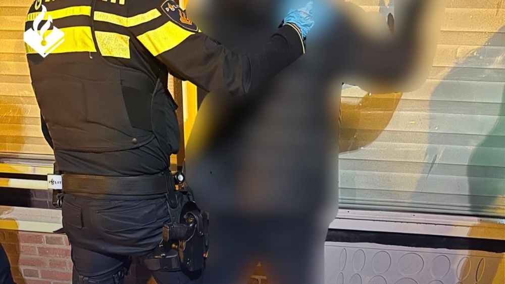 Politie houdt jongere met mes van vijftig centimeter aan in Schiedam-Oost