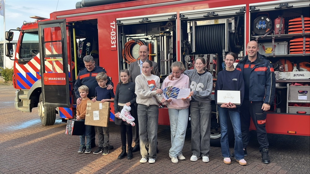 Cadeaukaarten, bokstarget en rolschaatsen: winnaars kerstbomenactie bij kazerne