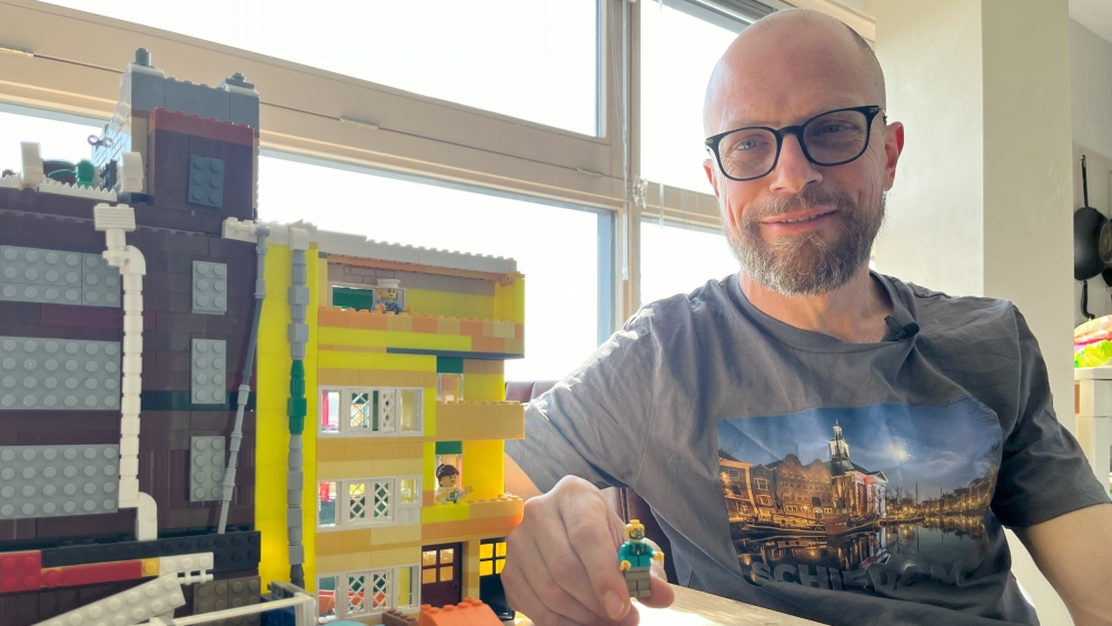 Theo bouwt gedetailleerde LEGO-replica van de ‘Pukkel van Schiedam-West’