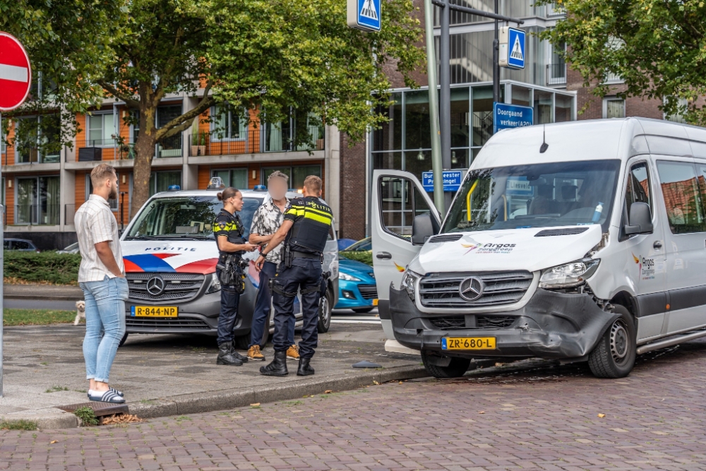 Busje van zorginstelling raakt betrokken bij aanrijding