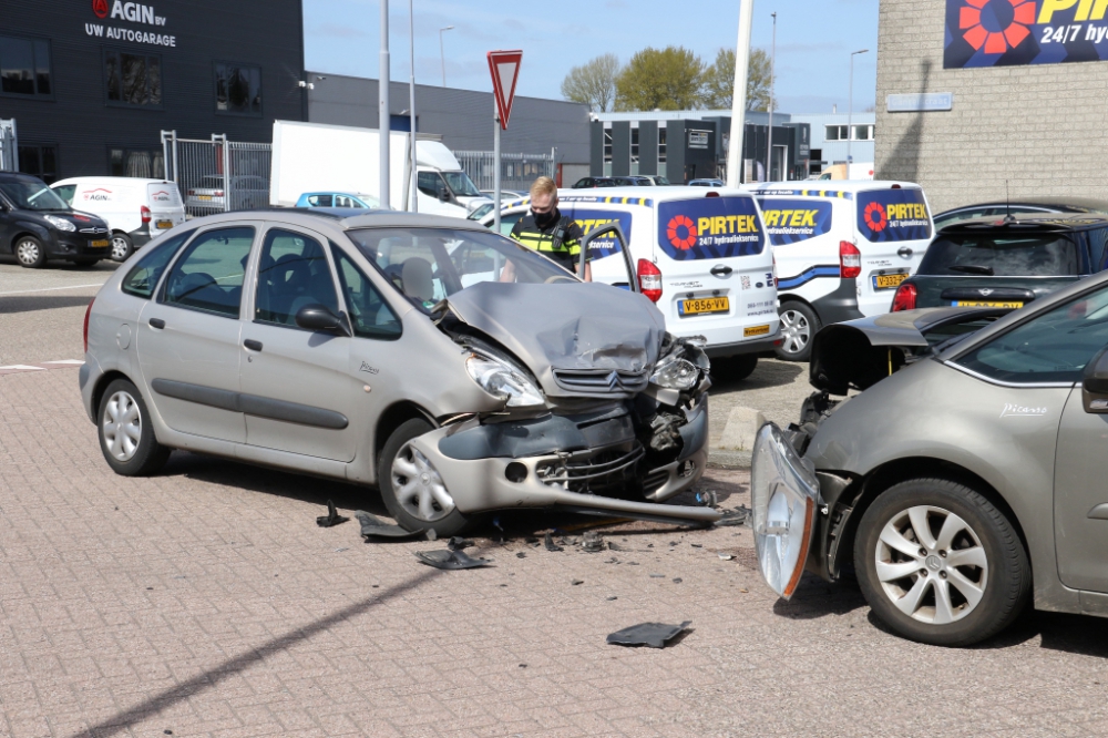 Twee auto's, van hetzelfde merk en type, botsen frontaal in de Spaanse Polder