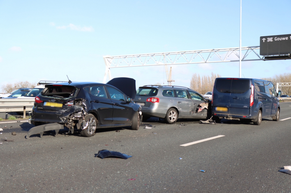 Ravage op snelweg na aanrijding met minstens vijf auto's
