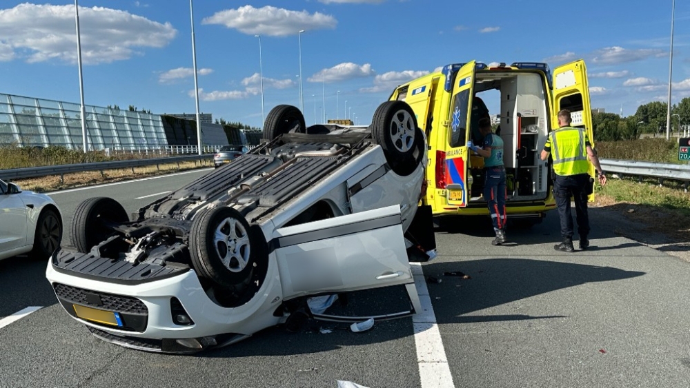 Auto belandt op dak na aanrijding op A4, meerdere gewonden