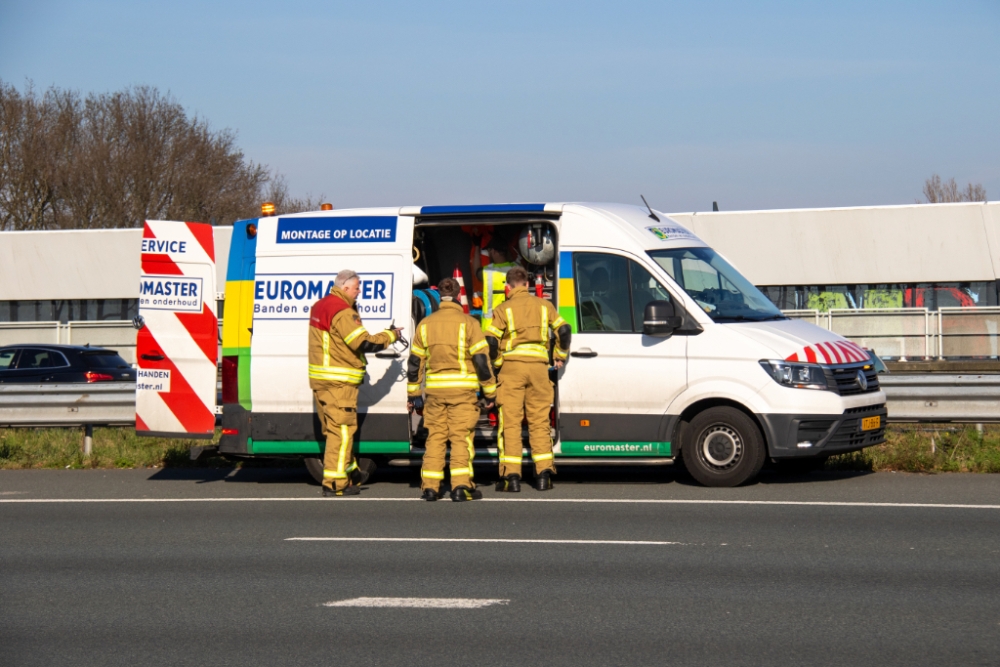 Buis van Beneluxtunnel afgesloten door kortsluiting in bus