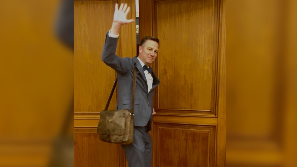 Erik van Pienbroek trekt de deur van de raadszaal achter zich dicht