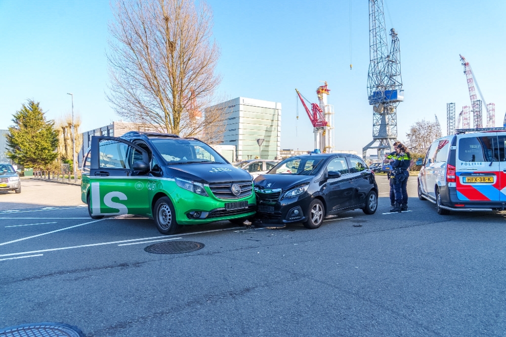 Bus en auto botsen op Karel Doormanweg in Schiedam, straat korte tijd dicht