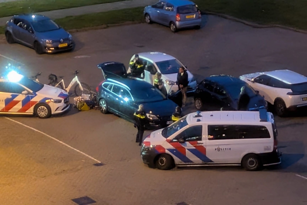 Dubbele kentekenplaten en 'geprepareerde tassen' gevonden in auto op Bachplein