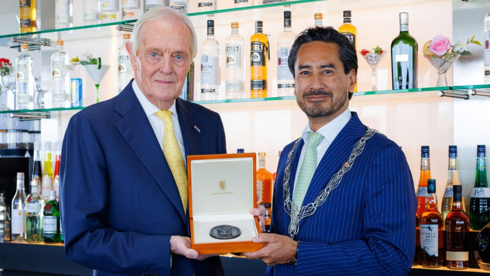 Carel Nolet (links) eerder dit jaar, toen hij de Aleidapenning ontving uit handen van burgemeester Harald Bergmann