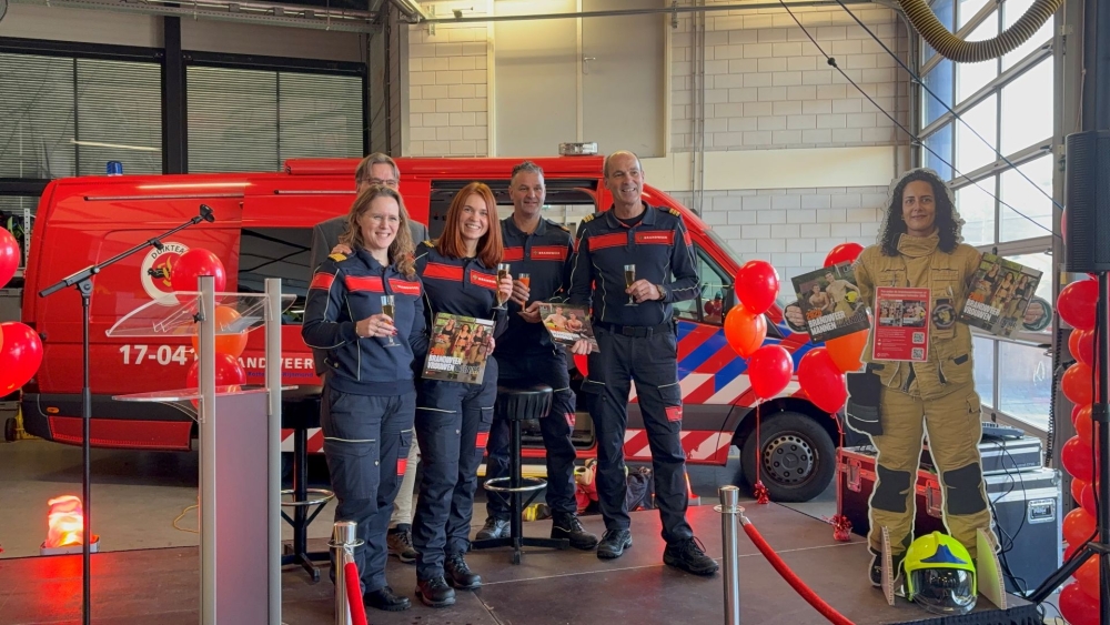 Voor het eerst vrouweneditie van brandweerkalender gepresenteerd in Schiedam