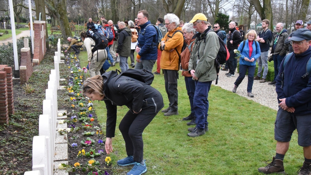 Vijftig Vlaardingers wandelen van Den Haag naar Vlaardingen ter ere van de Geuzen