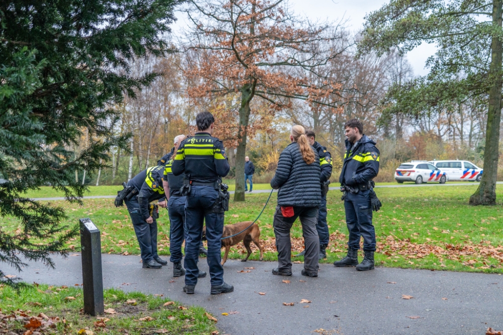 Speurhond zoekt naar vuurwapen in 't Hof