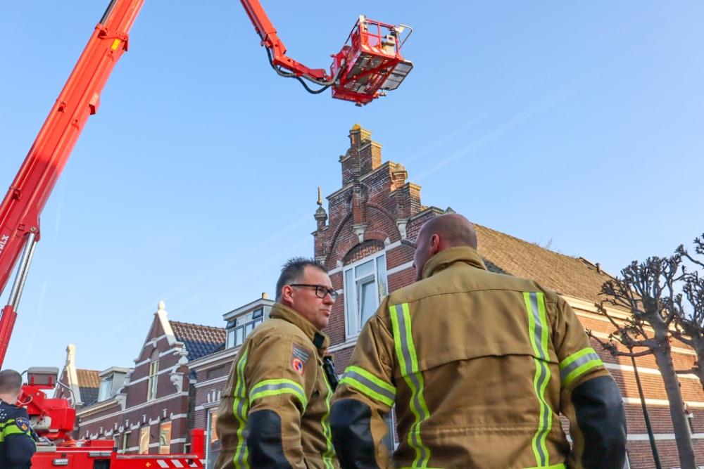 Brandweer veegt Vlaardingse schoorsteen na brandmelding