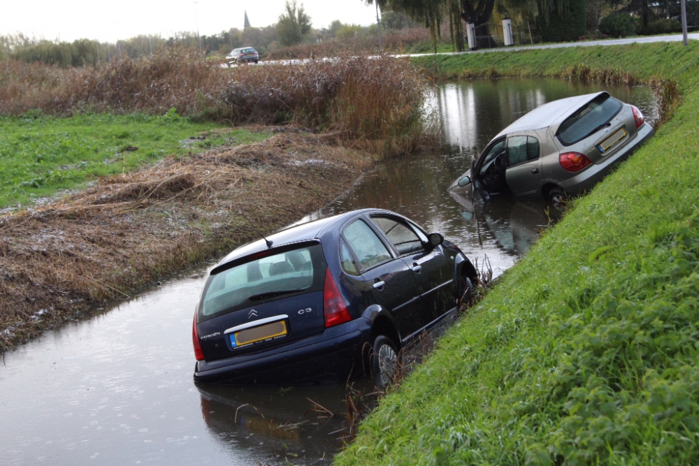 Twee auto's te water