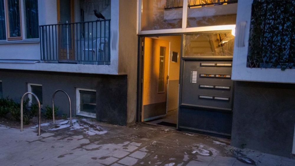 Ruit gesneuveld door explosie bij portiekflat in Nieuwland